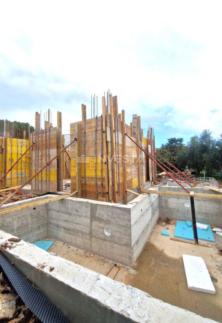 Appartamento moderno con piscina e giardino al piano terra