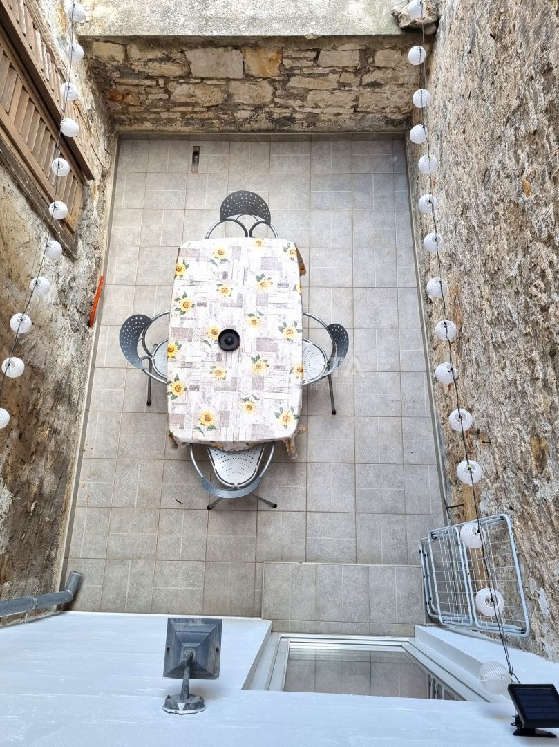 Pola, centro storico – casa con 3 appartamenti + locale commerciale, vista mare