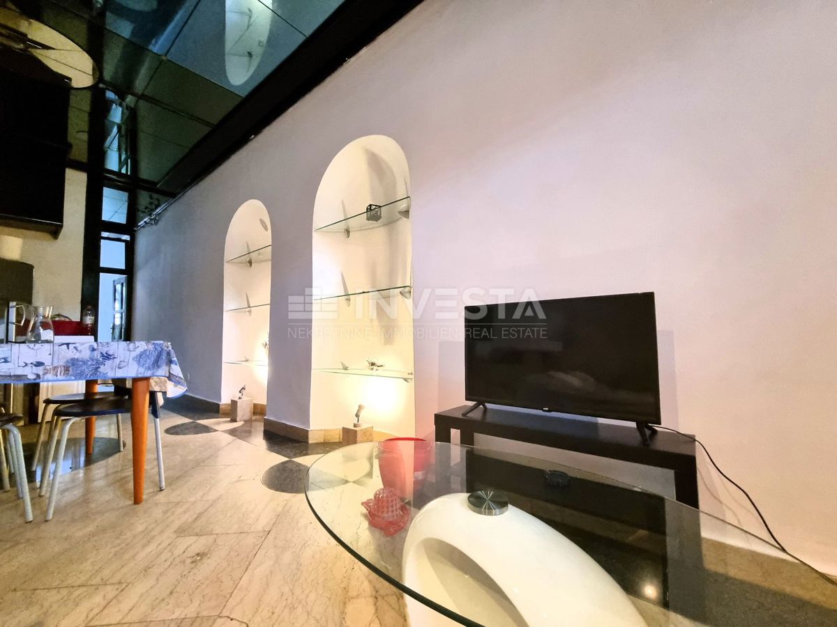 Pola, centro storico – casa con 3 appartamenti + locale commerciale, vista mare