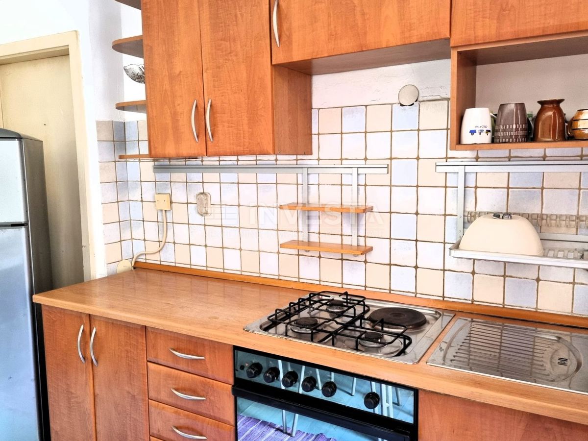 Pola, centro storico – casa con 3 appartamenti + locale commerciale, vista mare