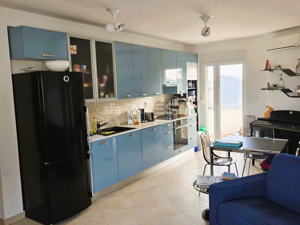 Pola – Stignano, appartamento arredato con due camere da letto, primo piano, vista mare