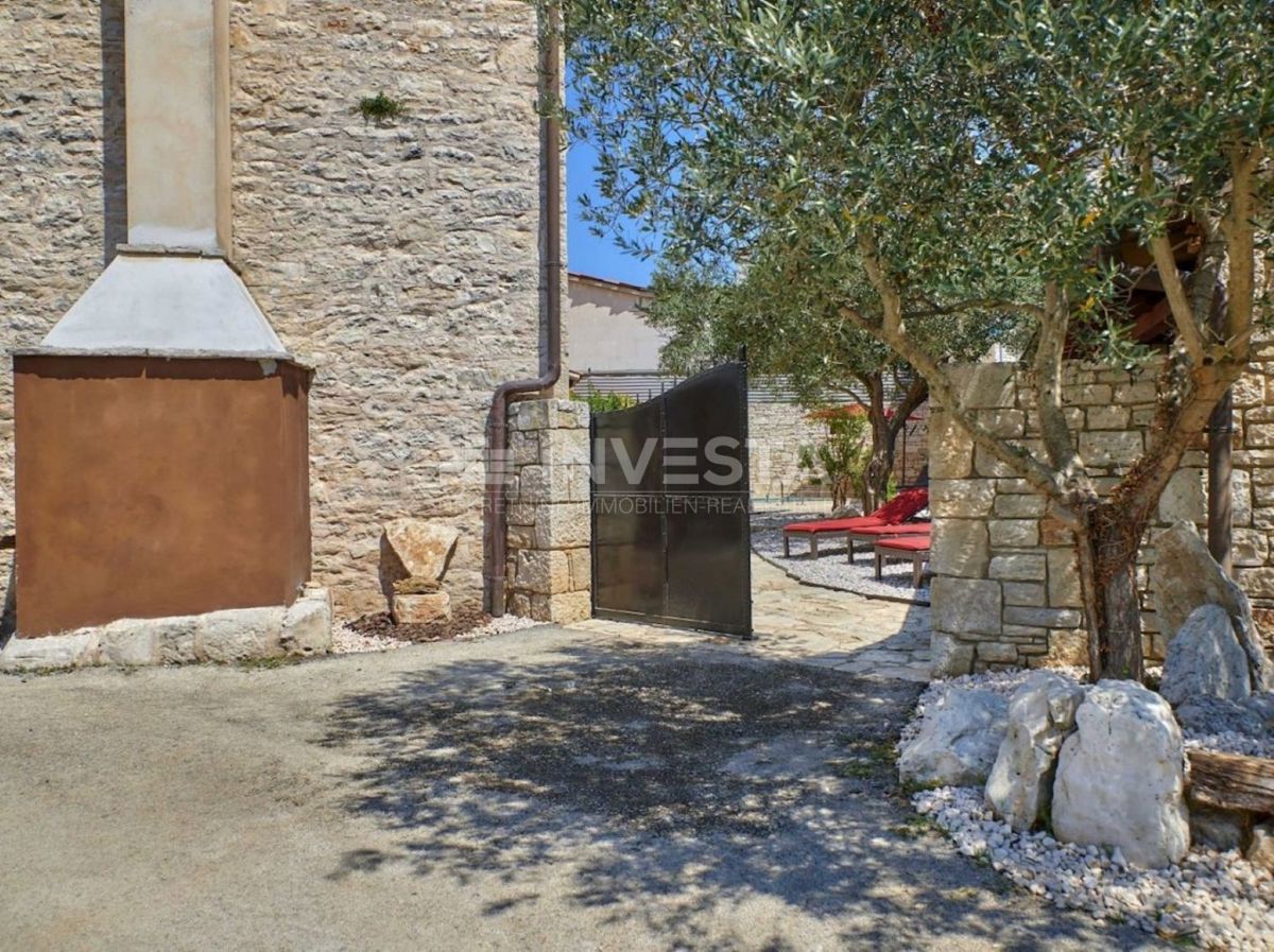 Autentica villa istriana in pietra con due case, piscina e parcheggio – nei dintorni di Dignano
