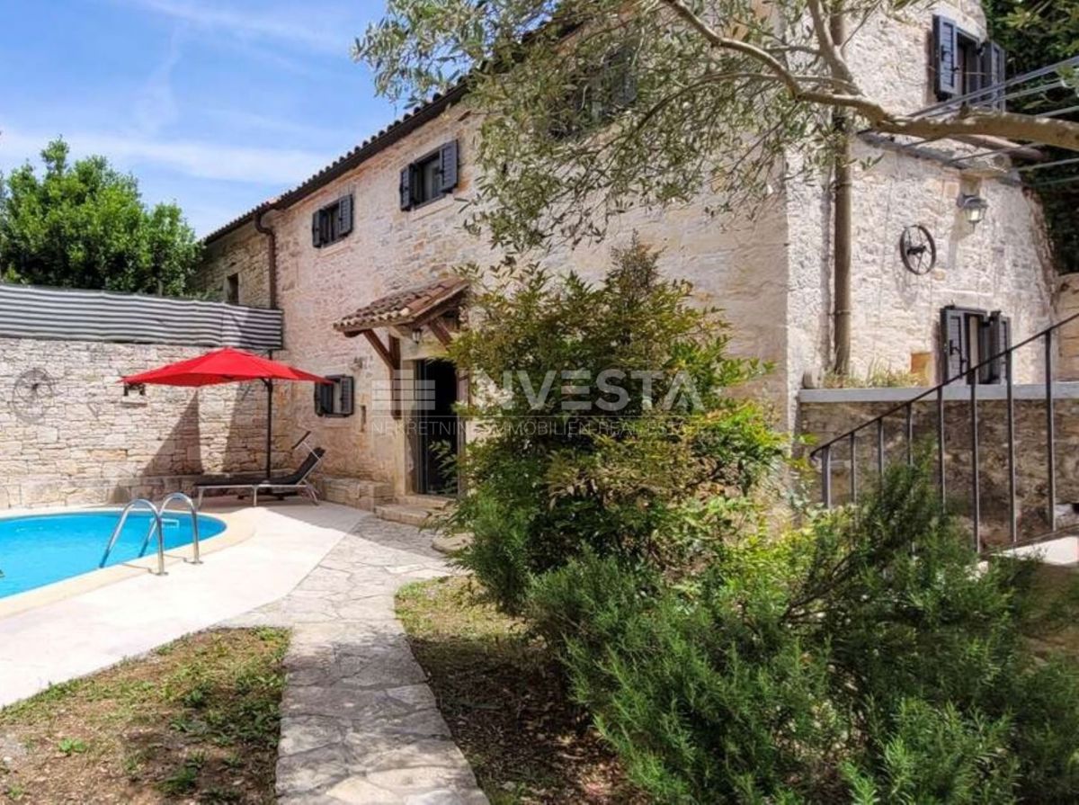 Autentica villa istriana in pietra con due case, piscina e parcheggio – nei dintorni di Dignano