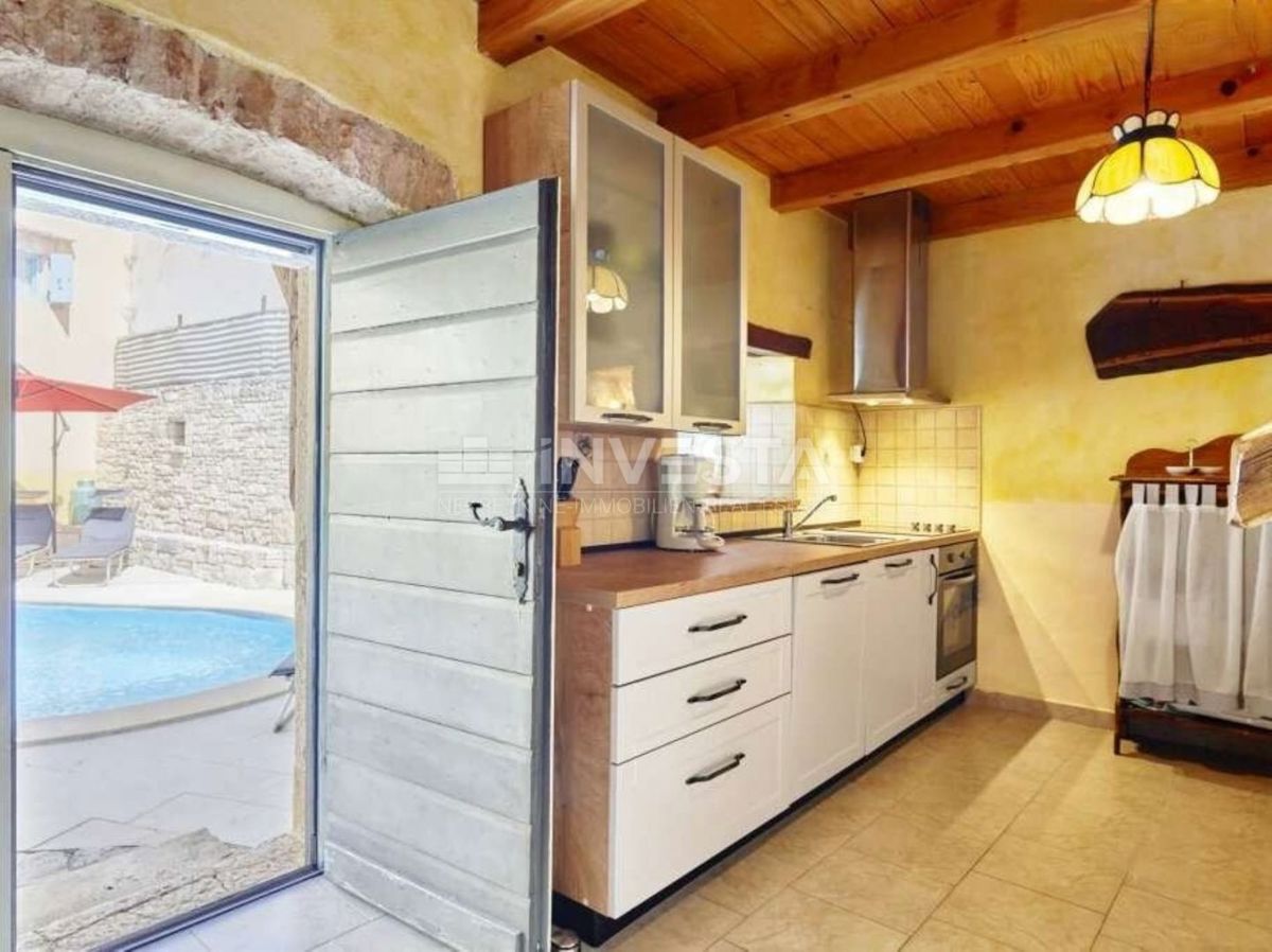 Autentica villa istriana in pietra con due case, piscina e parcheggio – nei dintorni di Dignano