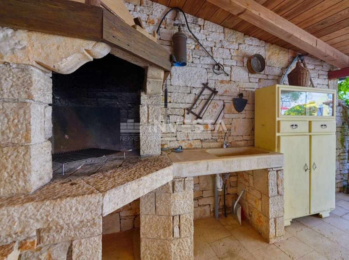 Autentica villa istriana in pietra con due case, piscina e parcheggio – nei dintorni di Dignano