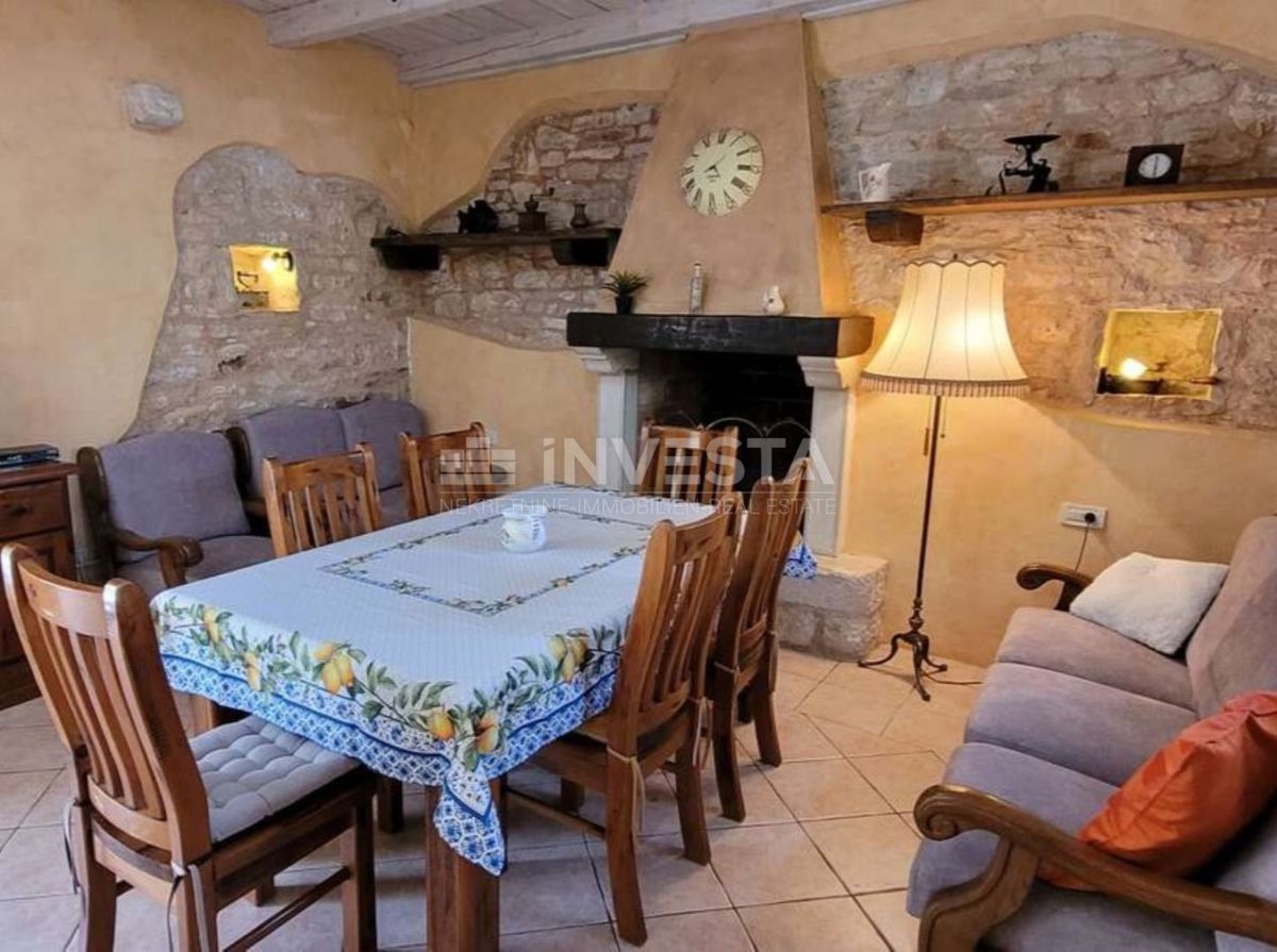 Autentica villa istriana in pietra con due case, piscina e parcheggio – nei dintorni di Dignano