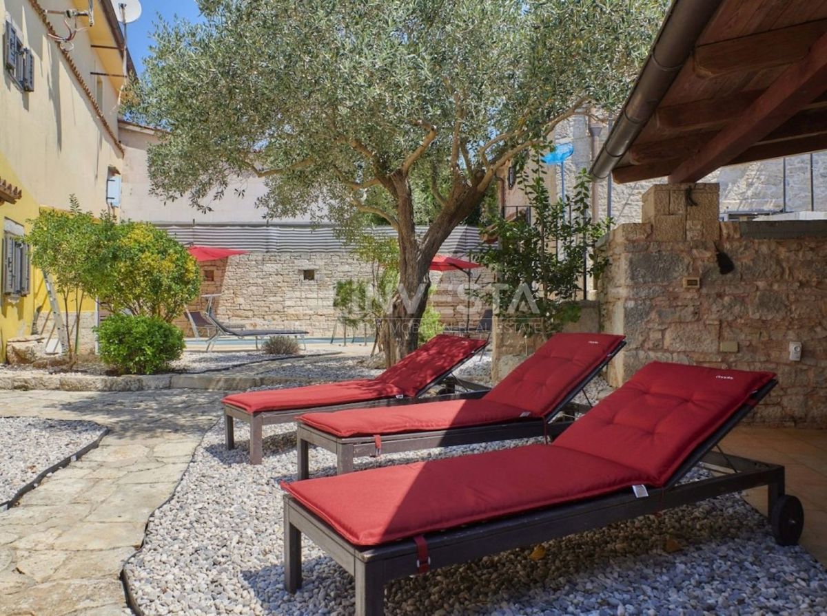 Autentica villa istriana in pietra con due case, piscina e parcheggio – nei dintorni di Dignano