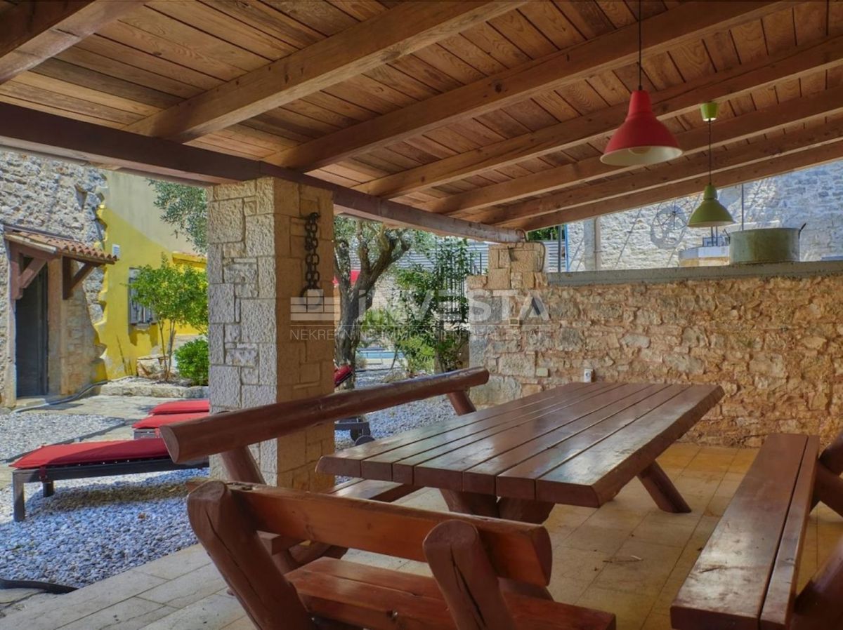 Autentica villa istriana in pietra con due case, piscina e parcheggio – nei dintorni di Dignano