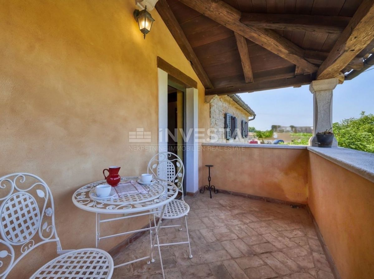 Autentica villa istriana in pietra con due case, piscina e parcheggio – nei dintorni di Dignano