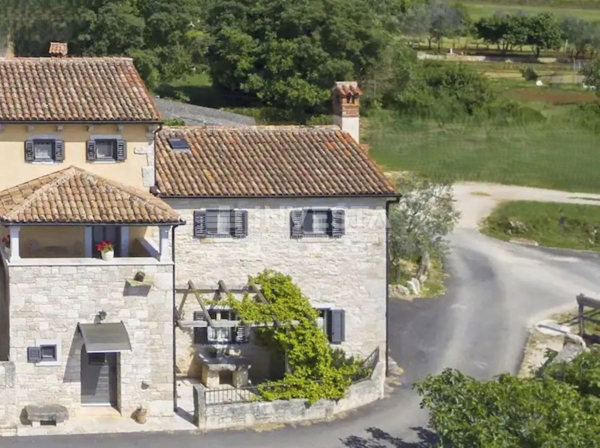 Autentica villa istriana in pietra con due case, piscina e parcheggio – nei dintorni di Dignano