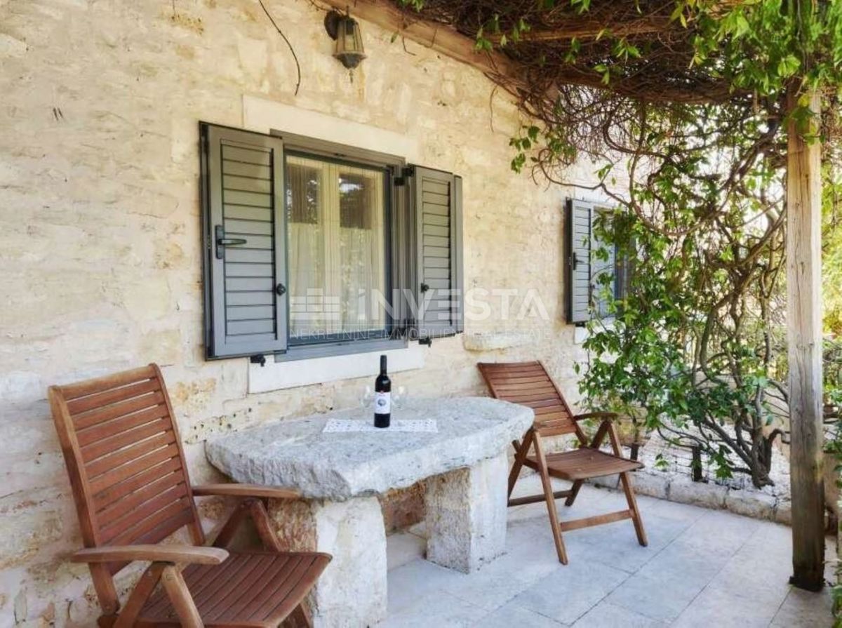 Autentica villa istriana in pietra con due case, piscina e parcheggio – nei dintorni di Dignano