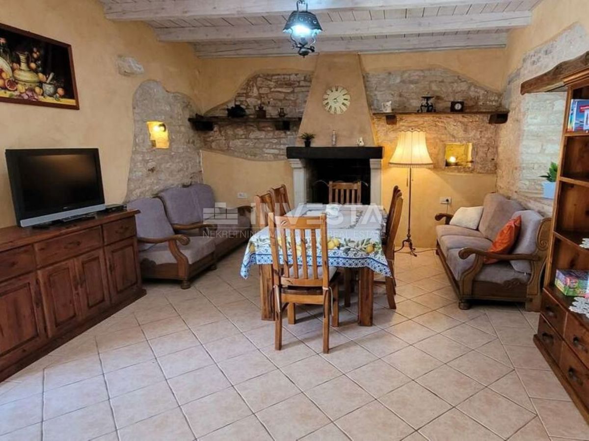 Autentica villa istriana in pietra con due case, piscina e parcheggio – nei dintorni di Dignano