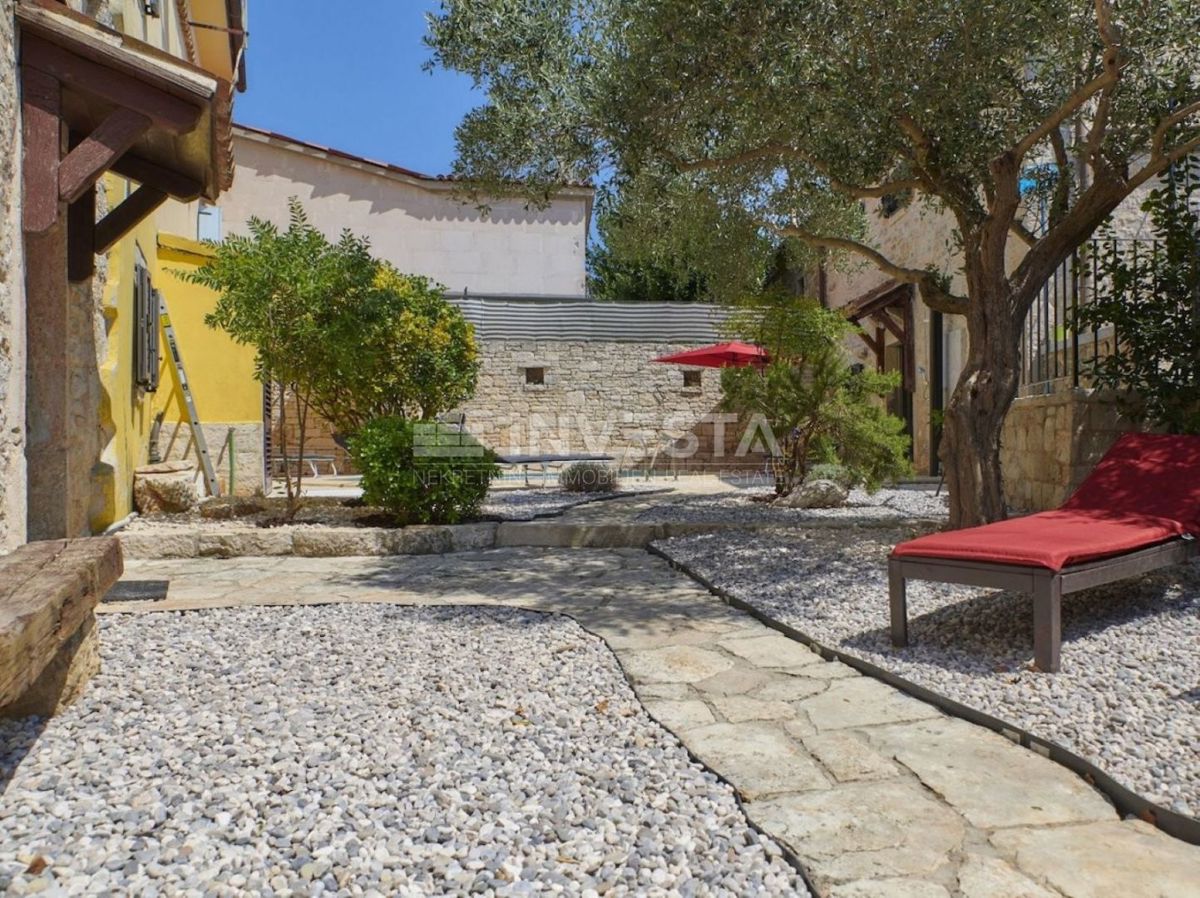 Autentica villa istriana in pietra con due case, piscina e parcheggio – nei dintorni di Dignano