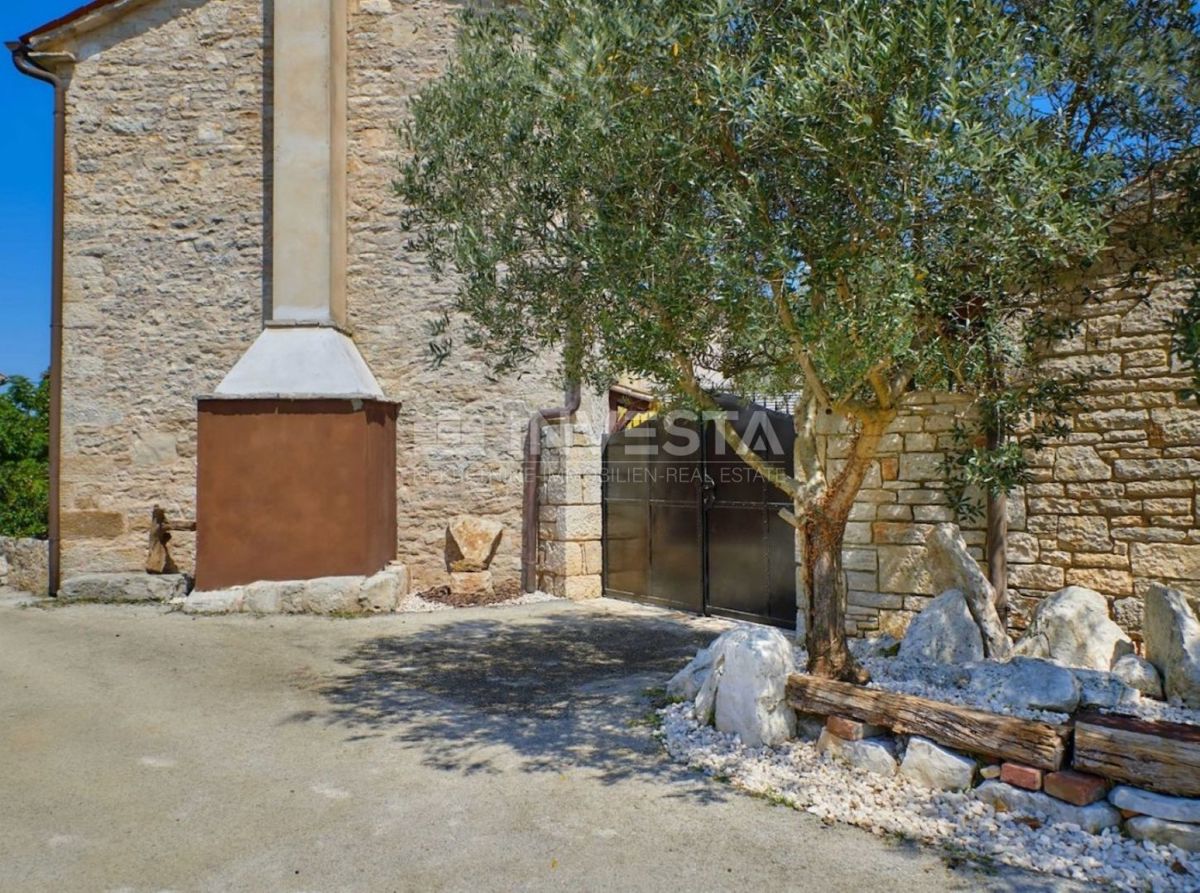 Autentica villa istriana in pietra con due case, piscina e parcheggio – nei dintorni di Dignano