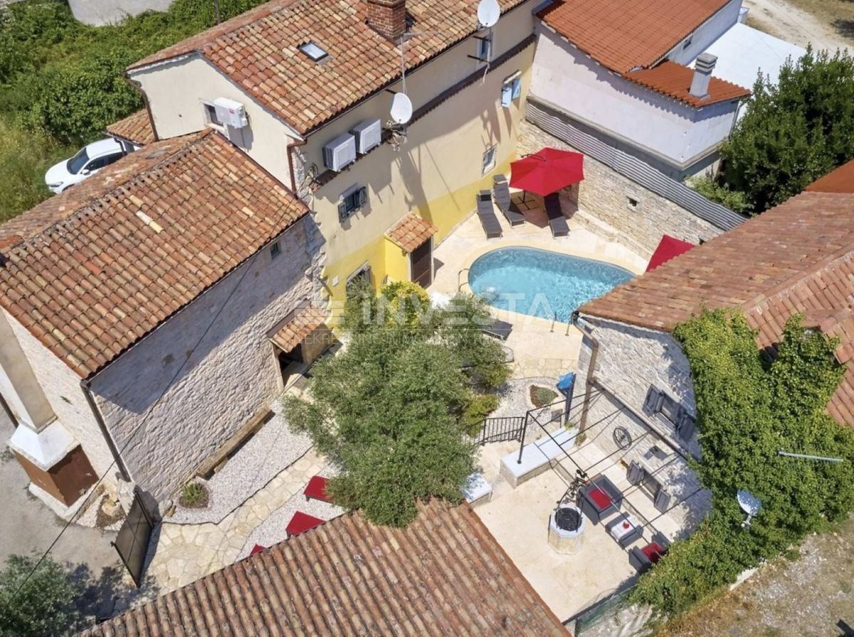 Autentica villa istriana in pietra con due case, piscina e parcheggio – nei dintorni di Dignano