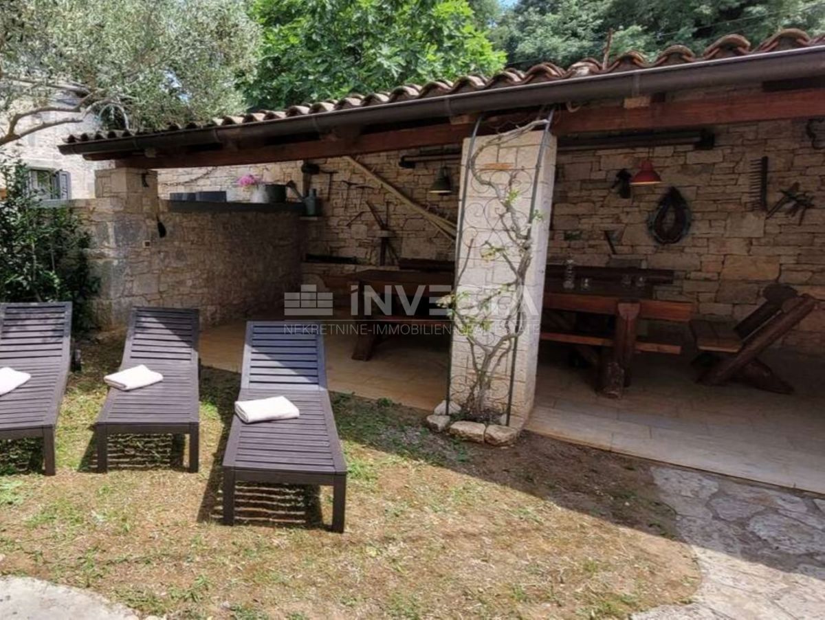 Autentica villa istriana in pietra con due case, piscina e parcheggio – nei dintorni di Dignano