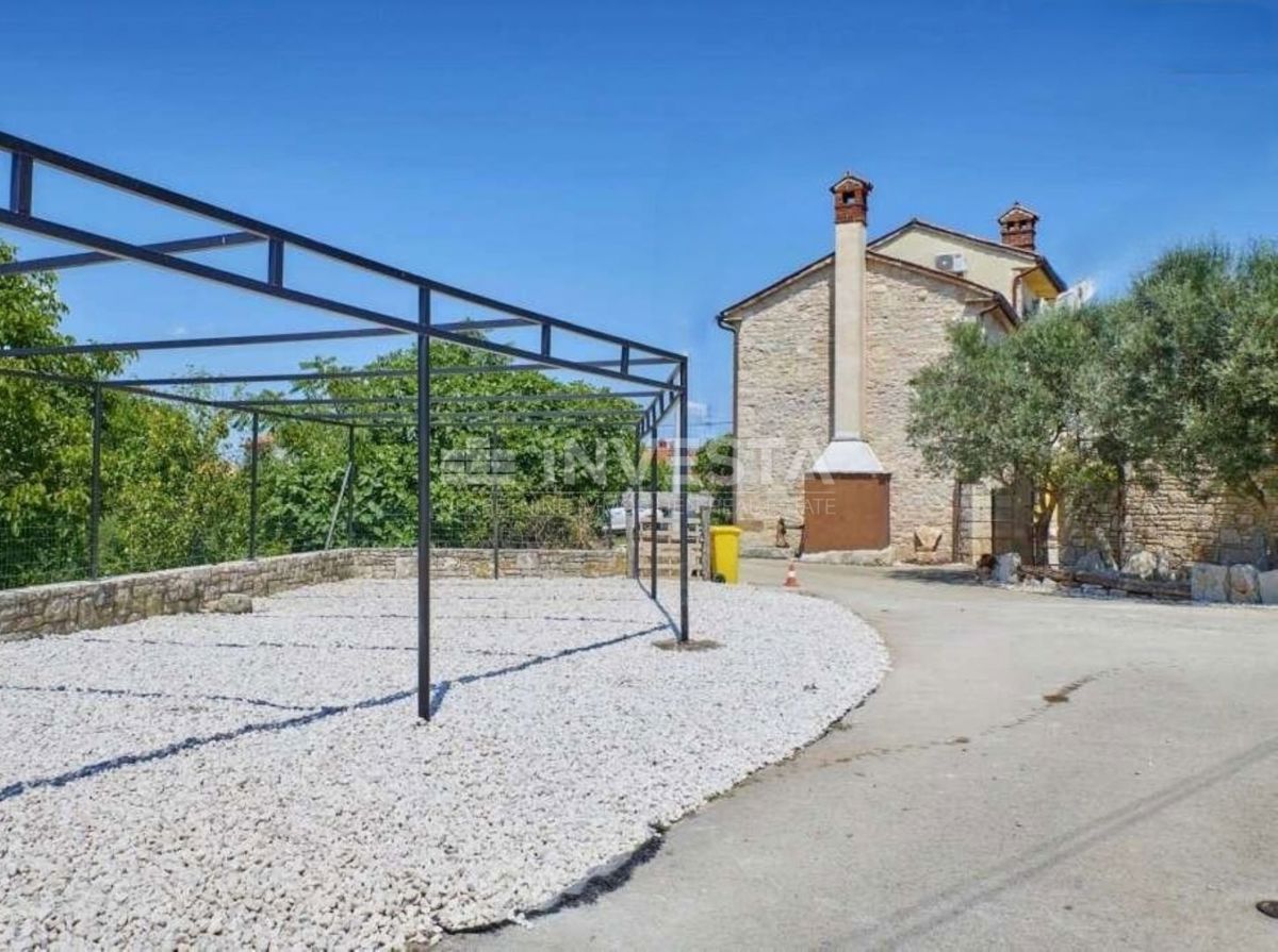 Autentica villa istriana in pietra con due case, piscina e parcheggio – nei dintorni di Dignano