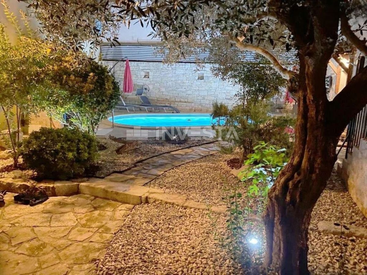 Autentica villa istriana in pietra con due case, piscina e parcheggio – nei dintorni di Dignano