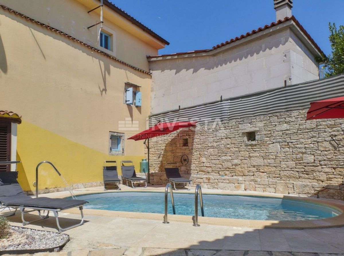 Autentica villa istriana in pietra con due case, piscina e parcheggio – nei dintorni di Dignano
