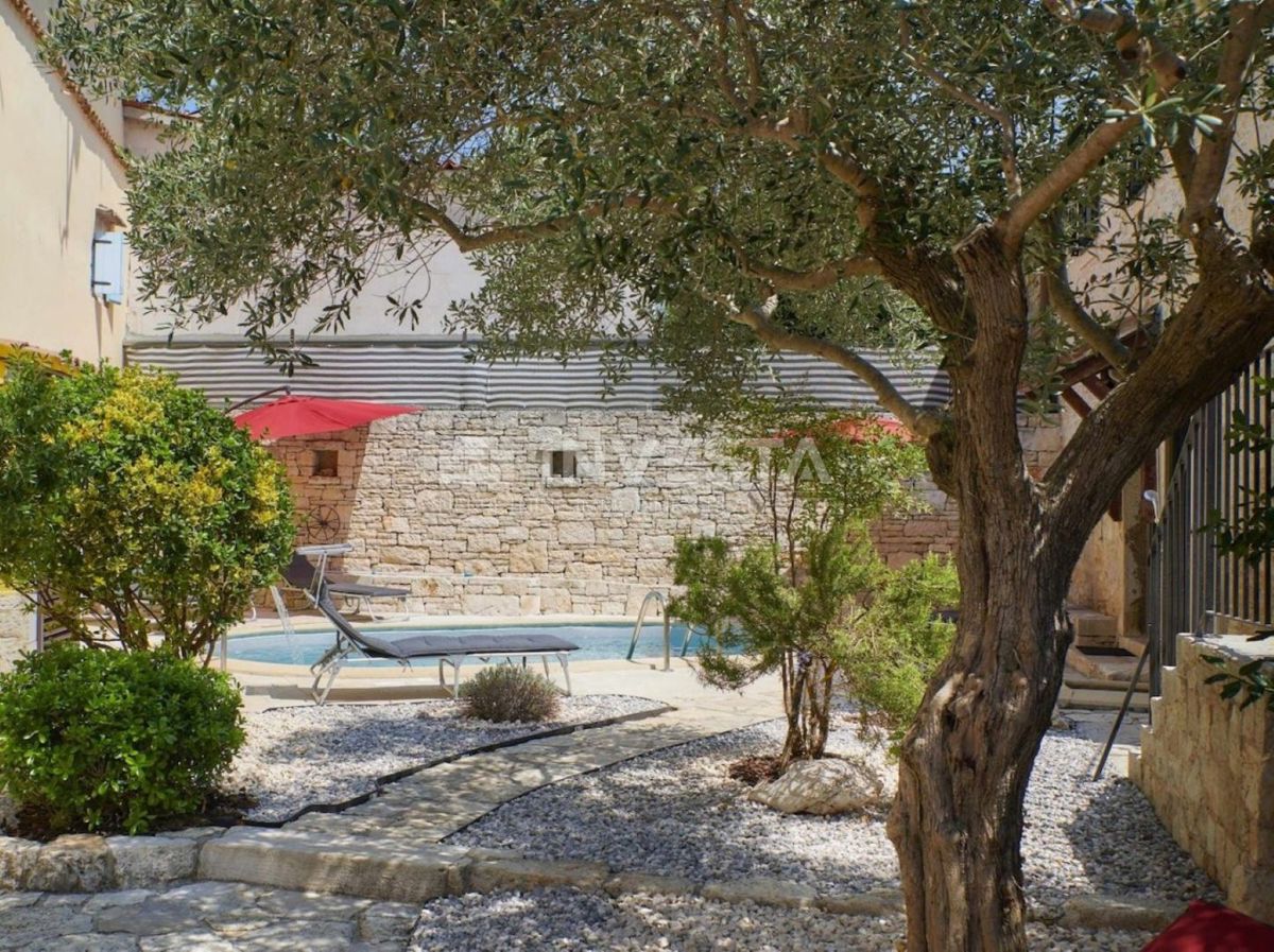 Autentica villa istriana in pietra con due case, piscina e parcheggio – nei dintorni di Dignano
