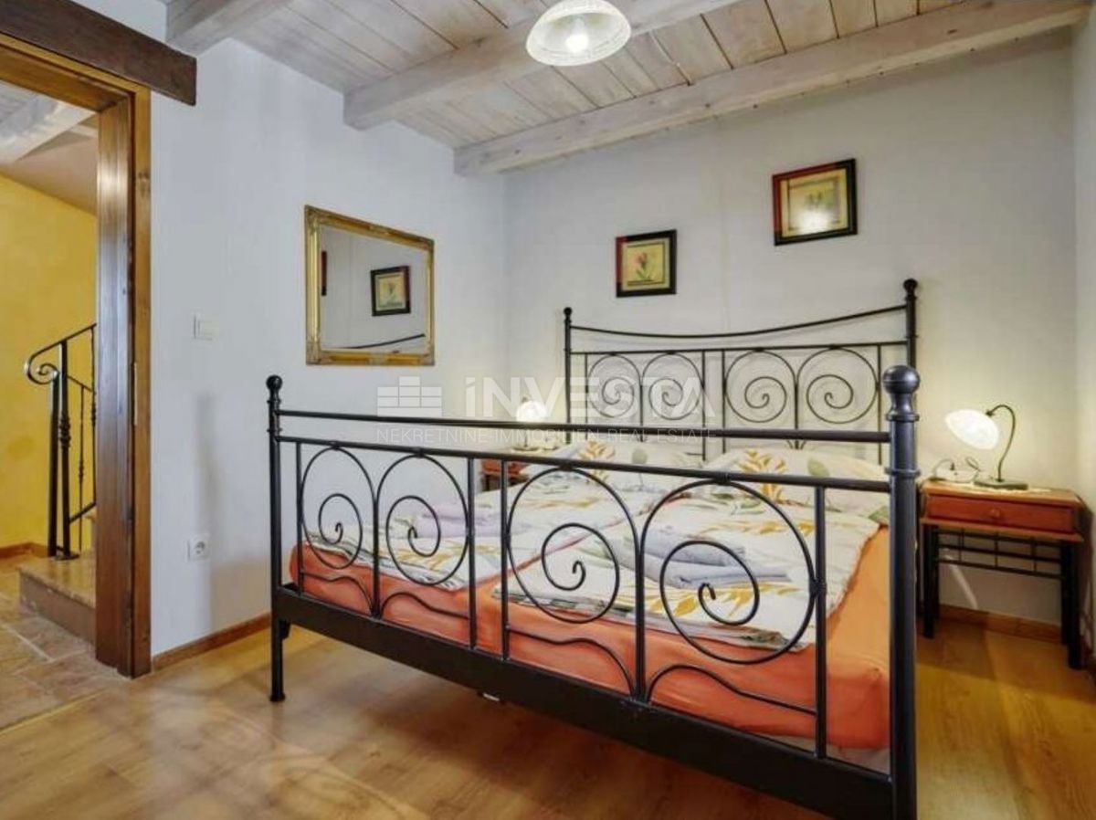 Autentica villa istriana in pietra con due case, piscina e parcheggio – nei dintorni di Dignano