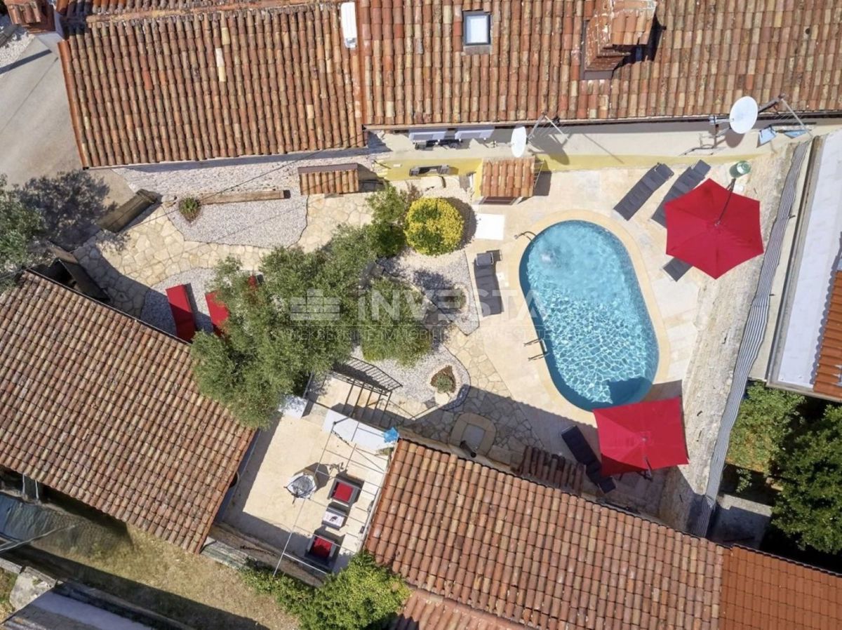 Autentica villa istriana in pietra con due case, piscina e parcheggio – nei dintorni di Dignano