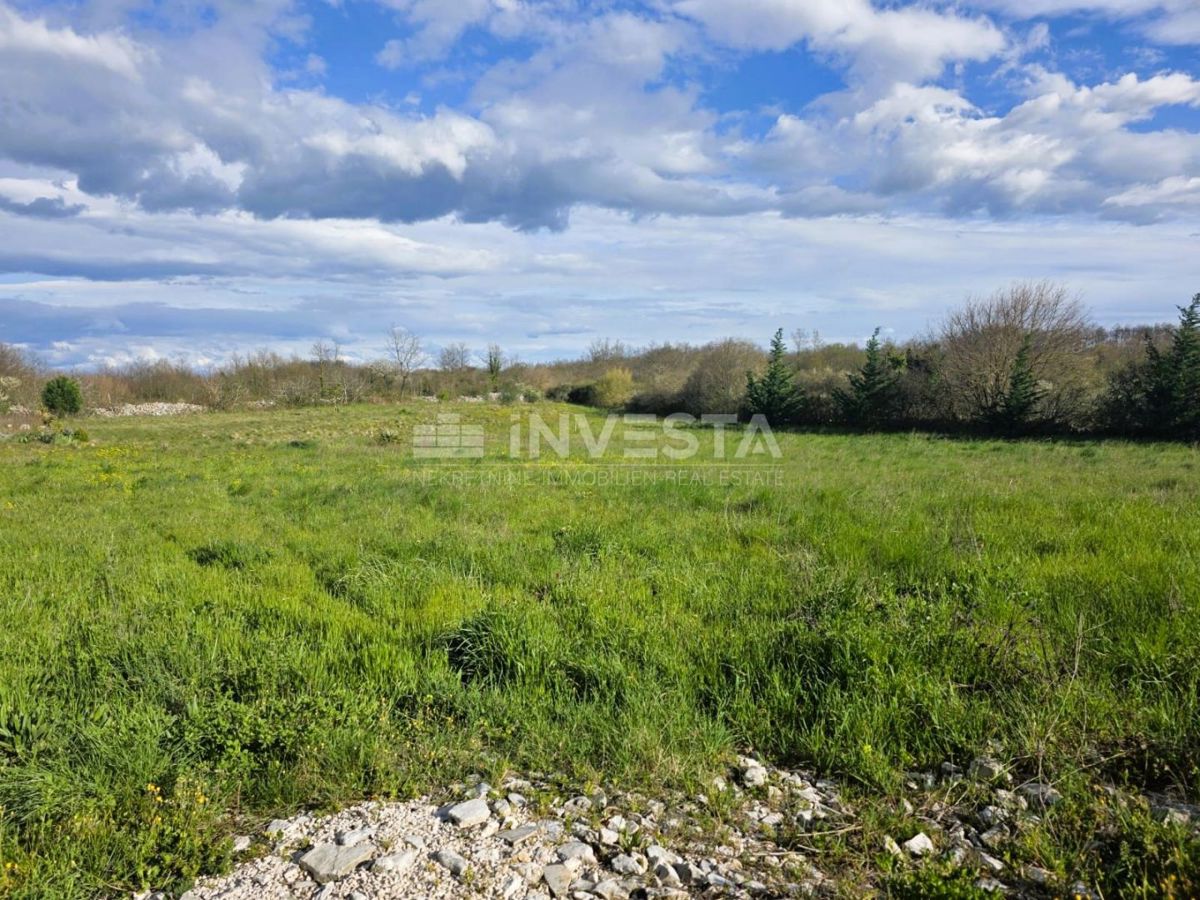 Dintorni di Žminj - terreno edificabile di 612 m² con progetto concettuale