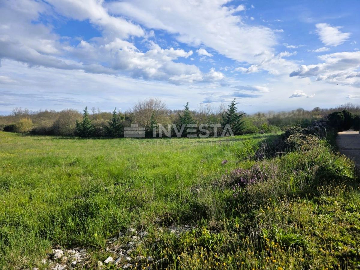 Dintorni di Žminj - terreno edificabile di 612 m² con progetto concettuale