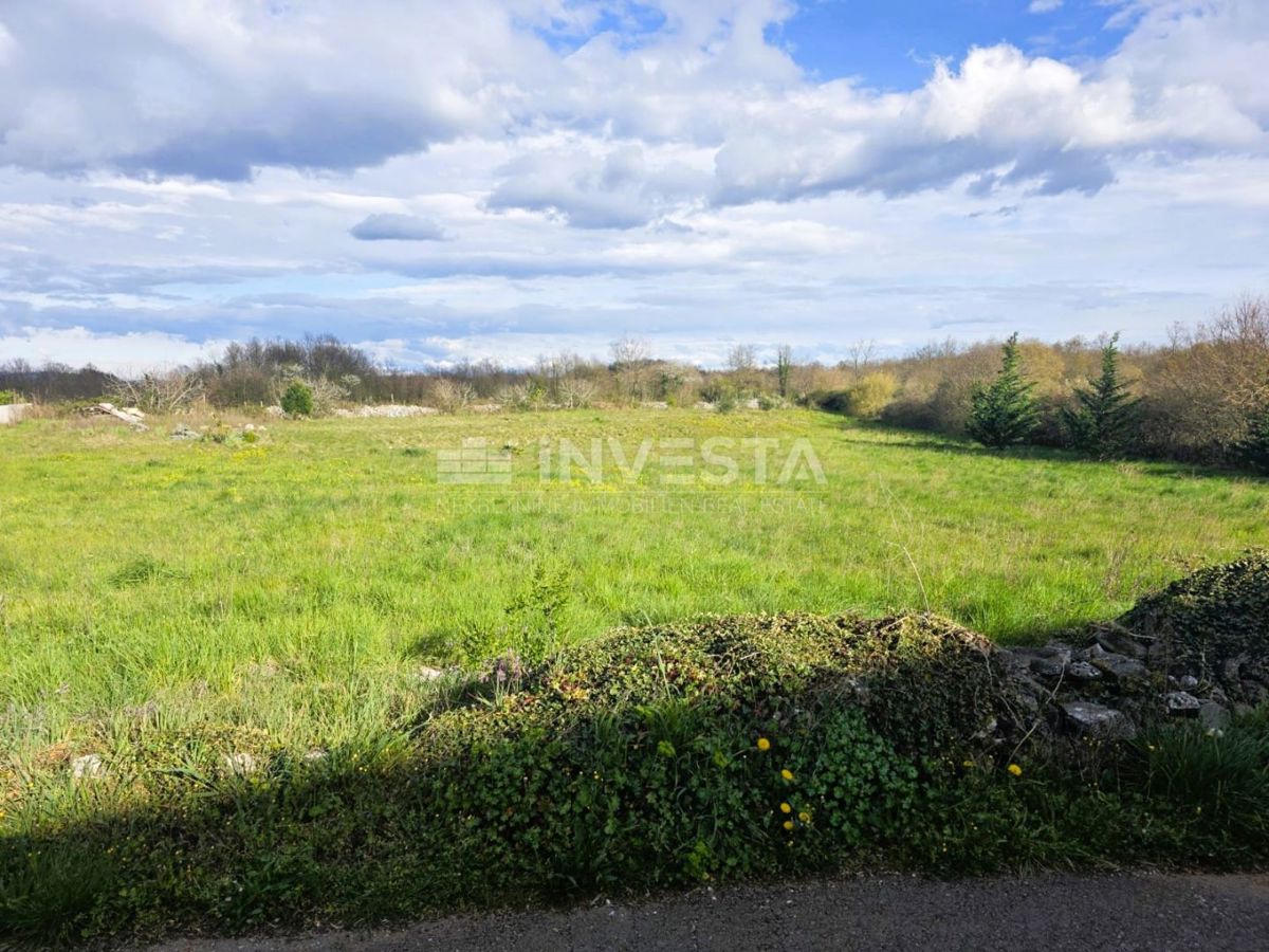 Dintorni di Žminj - terreno edificabile di 612 m² con progetto concettuale