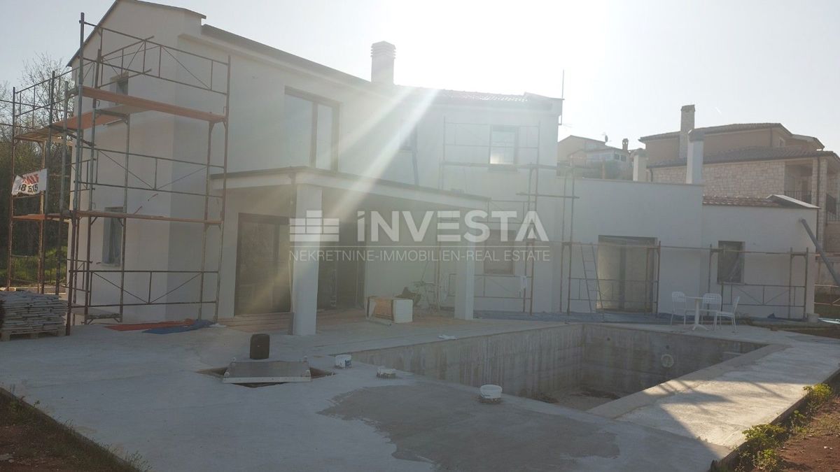 Villa moderna con piscina