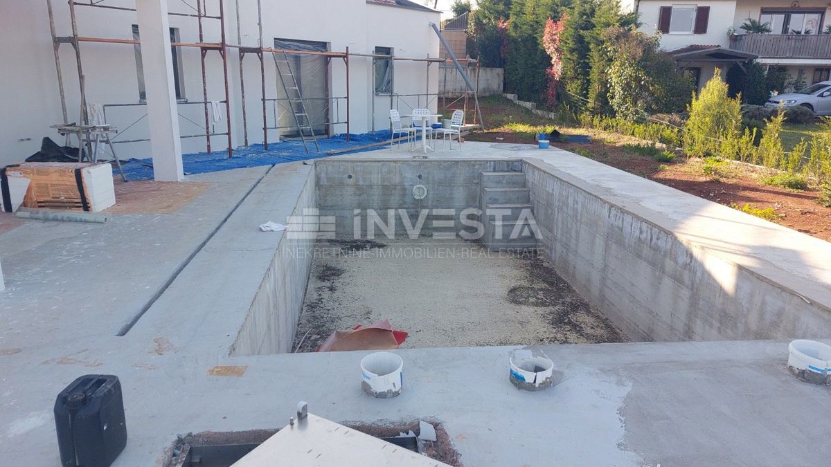 Villa moderna con piscina