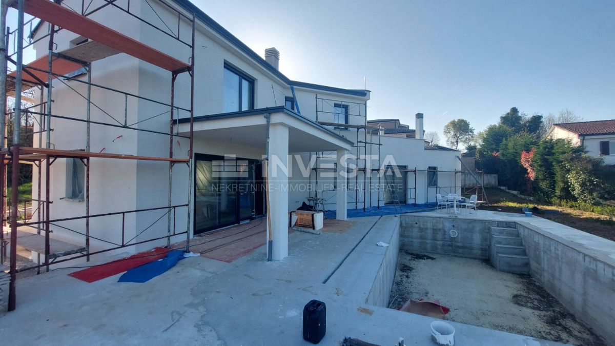 Villa moderna con piscina