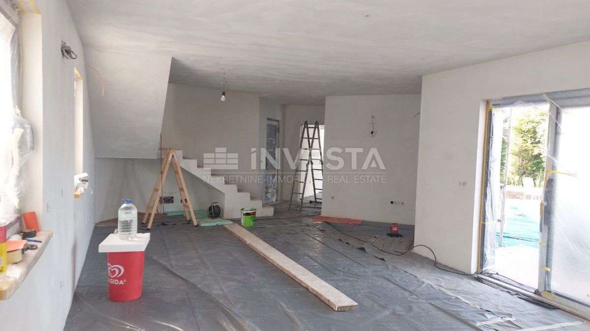 Villa moderna con piscina