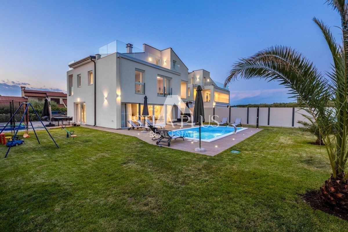 Lussuosa villa moderna con piscina vicino a Parenzo