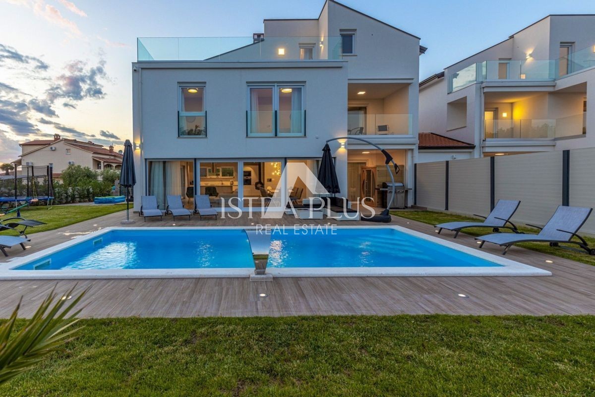 Lussuosa villa moderna con piscina vicino a Parenzo
