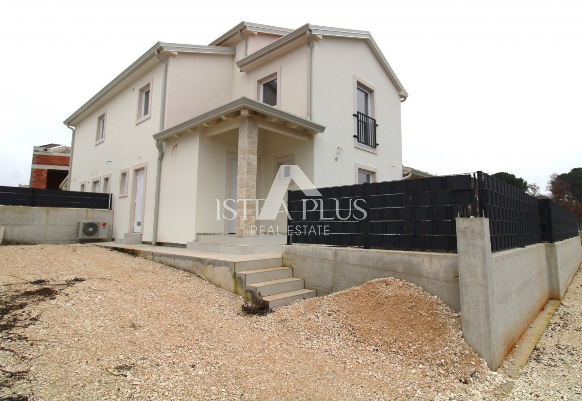 Poreč - Casa bifamiliare a 1 km dal mare
