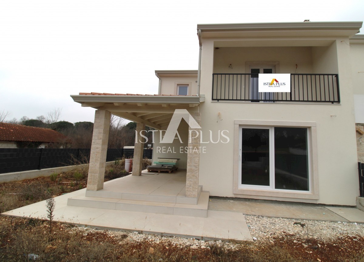 Poreč - Casa bifamiliare a 1 km dal mare