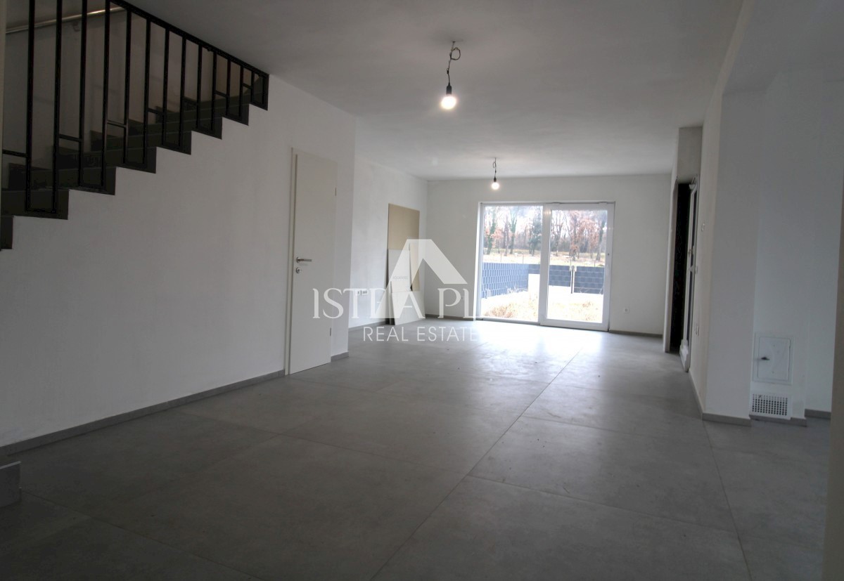 Poreč - Casa bifamiliare a 1 km dal mare