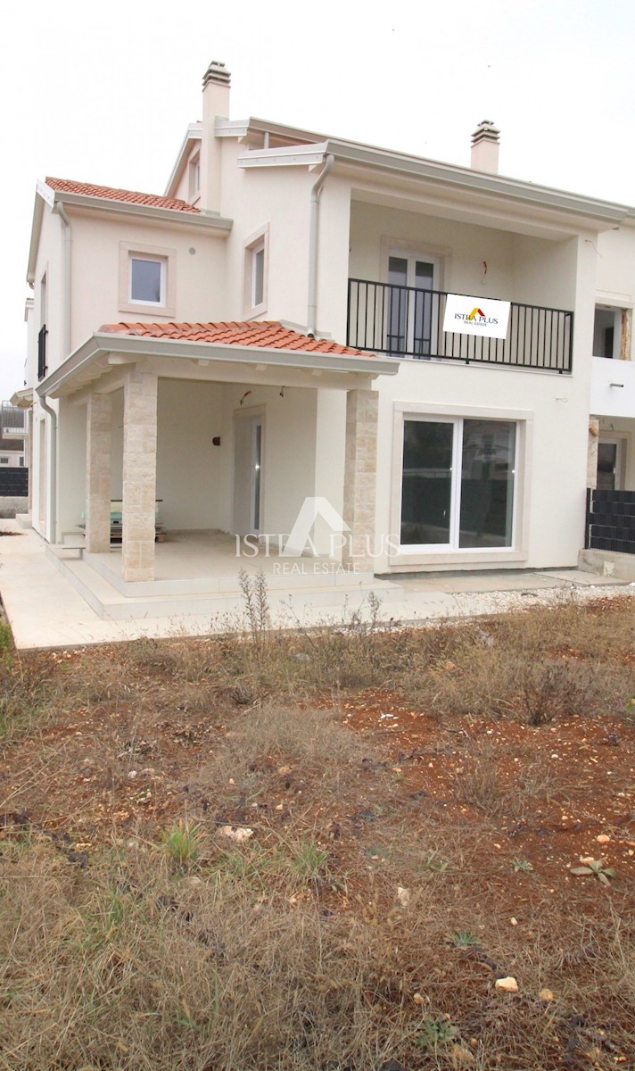 Poreč - Casa bifamiliare a 1 km dal mare