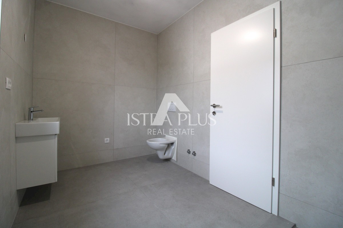 Poreč - Casa bifamiliare a 1 km dal mare