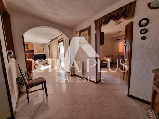Casa in pietra con tre unità abitative e vista mare