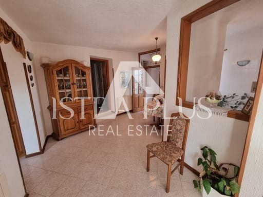Casa in pietra con tre unità abitative e vista mare