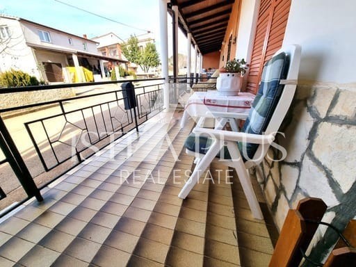 Casa in pietra con tre unità abitative e vista mare