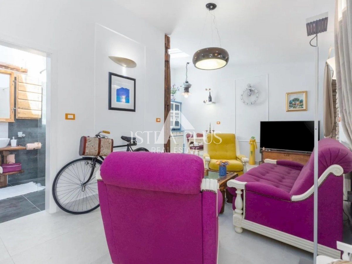 Casa in pietra con tre unità abitative e vista mare