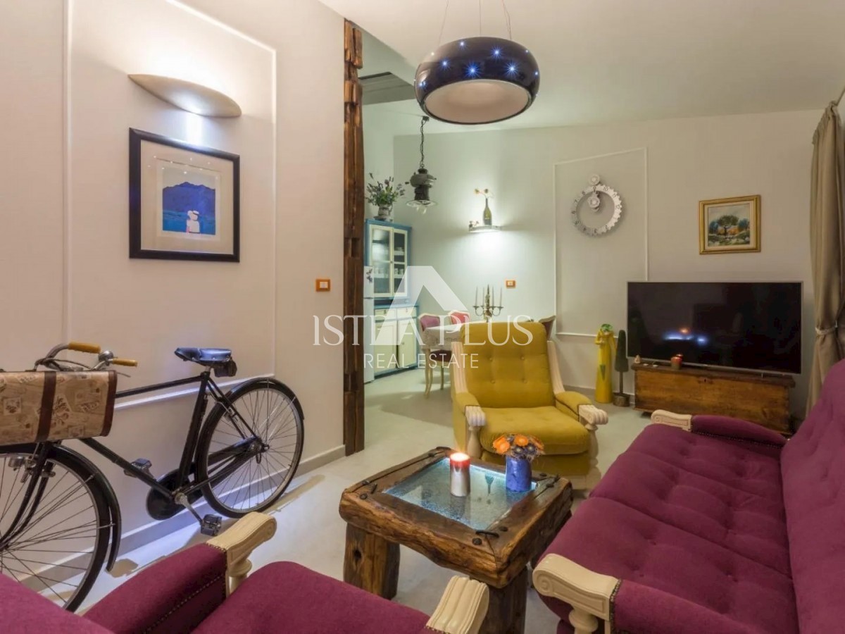 Casa in pietra con tre unità abitative e vista mare