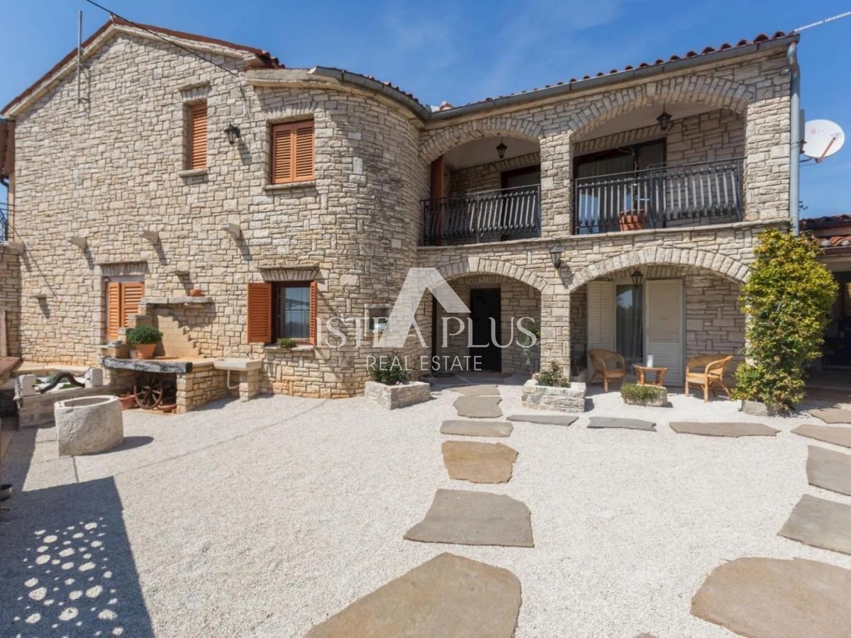 Casa in pietra con tre unità abitative e vista mare