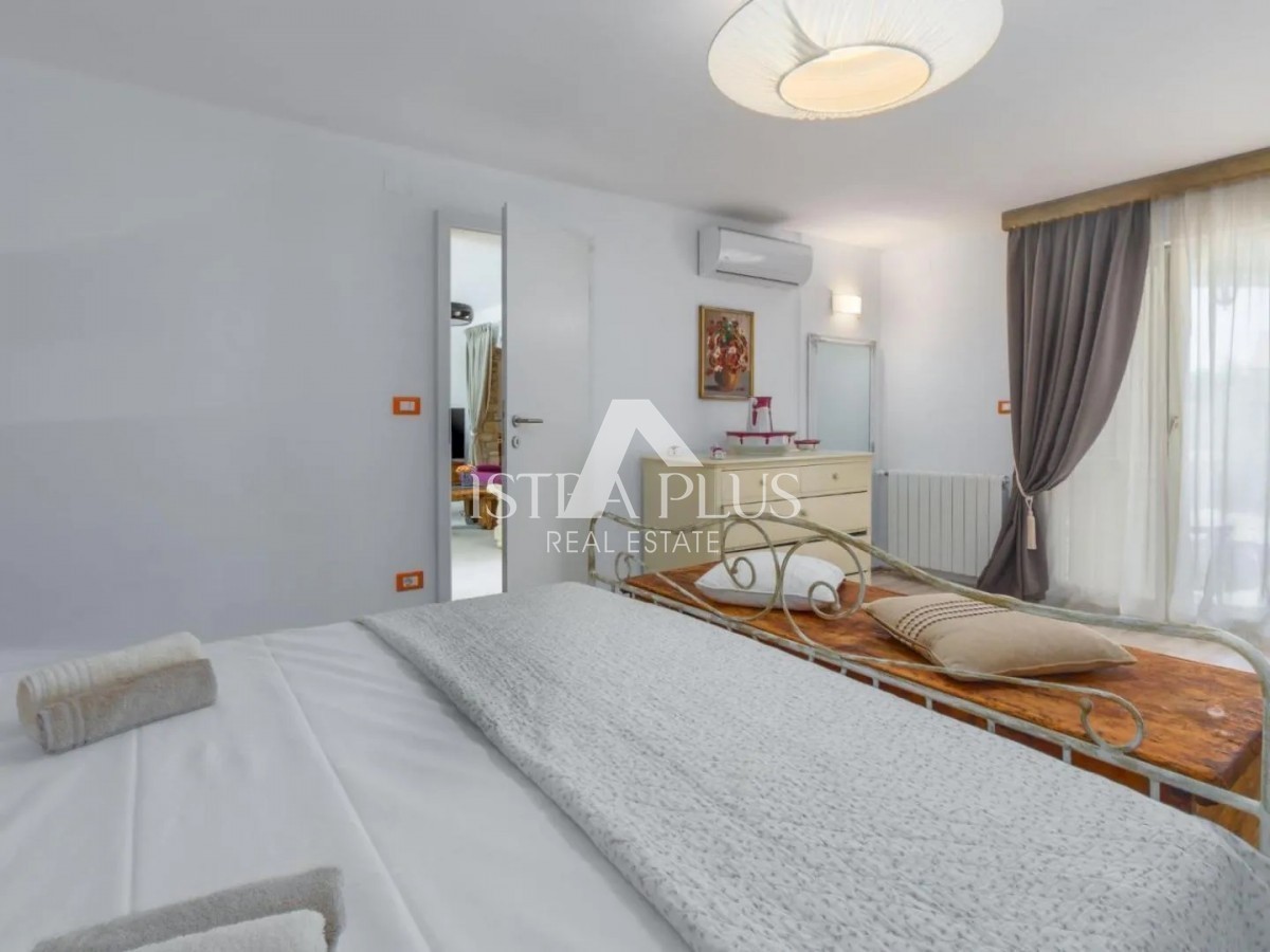 Casa in pietra con tre unità abitative e vista mare