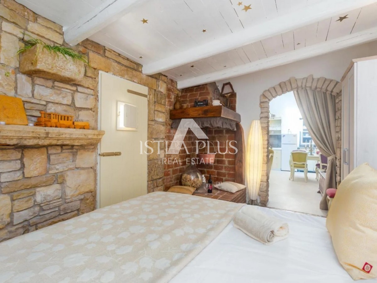 Casa in pietra con tre unità abitative e vista mare