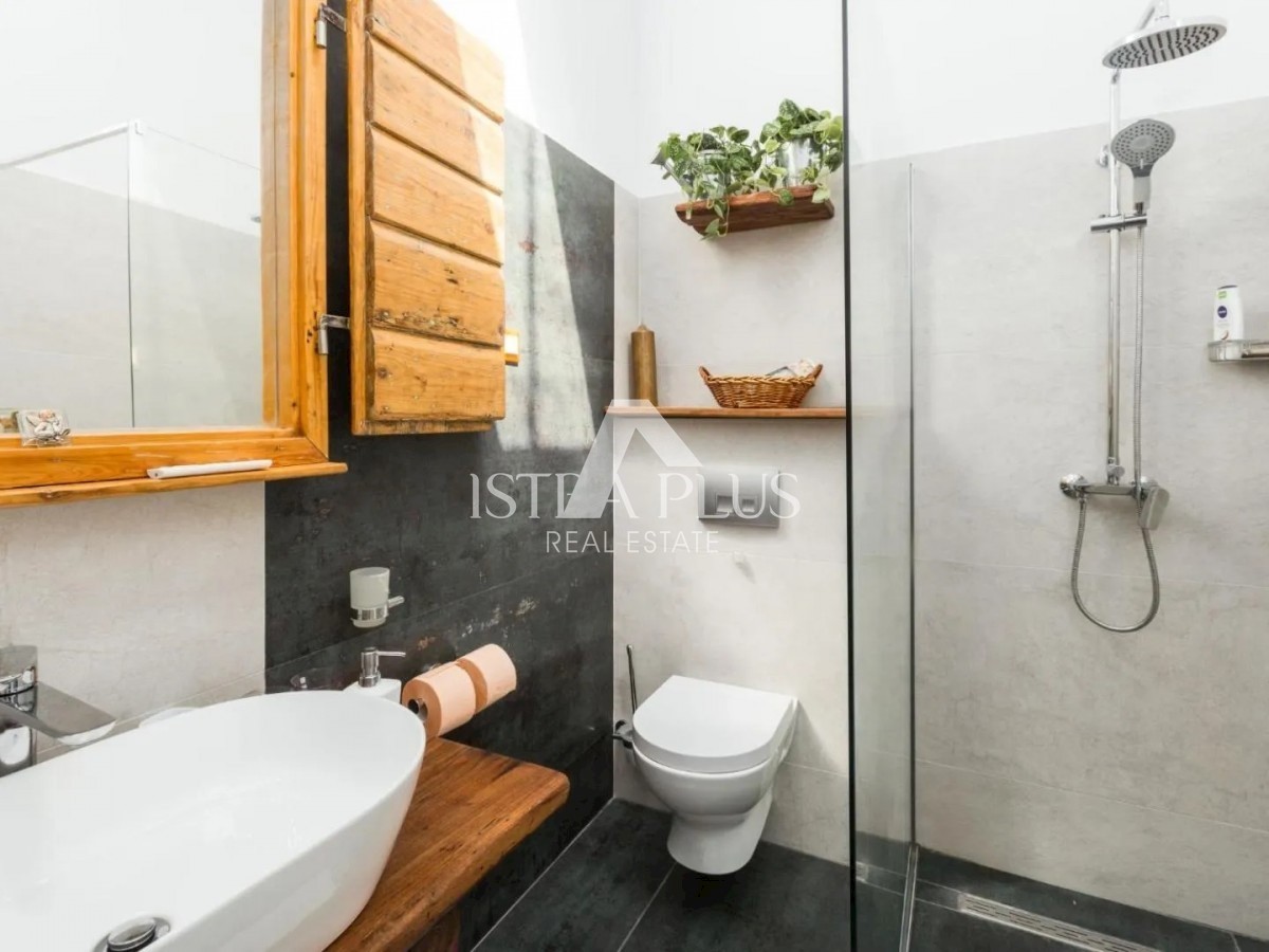 Casa in pietra con tre unità abitative e vista mare