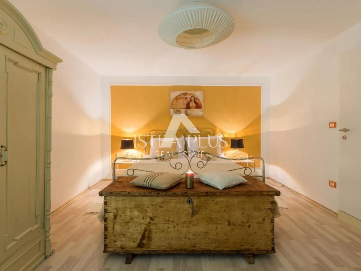 Casa in pietra con tre unità abitative e vista mare